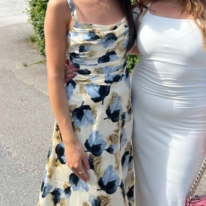 Satinklänning  - Säljer min fantastisk fina examensklänning från Boohoo🤍✨fin passform, fint tryck och så skön att ha på sig! 🦋Har enbarts burits en dag🦋