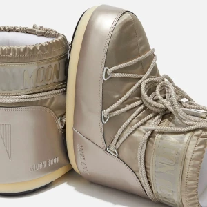 Moon Boots - Säljer mina ICON LOW GLANCE PLATINUM SATIN BOOTS. I storlek 36-38. Bra skick. Kan skicka fler bilder vid förfrågan. Nypris 2 290kr