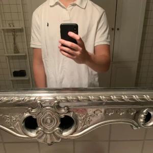 Ralph lauren pike vit - Säljer denna feta vita ralph lauren pikén eftersom det är fel storlek på mig. 10/10 skick hör av dig om du är intresserad. Pris kan diskuteras!😊