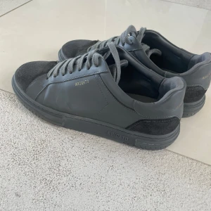 Axel Arigatio Clean 90 Suede Cap - Inte speciellt använda, väldigt fint skick och ny tvättade 