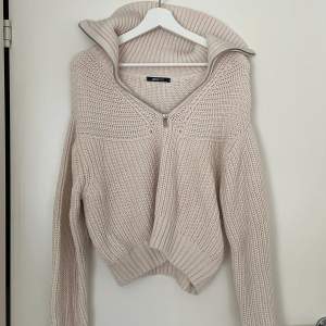 Gina tricot knitted zip sweater i beige. Nyskick 