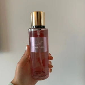 Victoria’s secret Body mist  - Säljer en Victoria’s secret body mist i lukten Velvet Petals 🩷 Lyktar väldigt gott, har knappt använt den så nästan helt oanvänd.