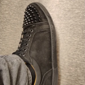 Loubs - Säljer loubs storlek 42/43 färgen har gått bort lite ut över det är allt bra säljer redan billigt kommer Inte pruta ner, ingen på plick säljer loubs 600