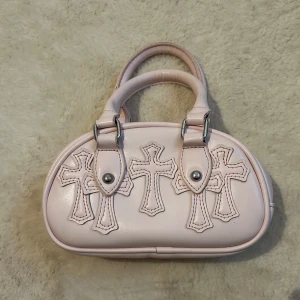 Väska  - Använd 1 gång. Tillkommer förlängnings band för crossbody. 