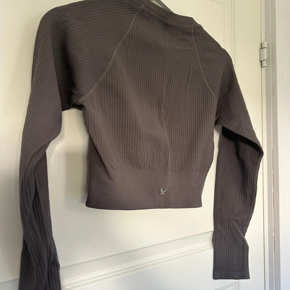  Croppad top från soc, lite beige grå aktig, storlek m/L men skulle säga S/M. Sportswear.