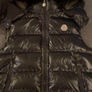 Moncler väst - Säljer min Moncler väst då jag inte använder den nå mer. Endast använd fåtal gånger. Skick:10/10. Pris:1500 men priset är inte hugget i sten 