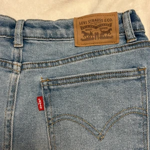 Jeanskjol  - En Levis kjol som ändast använts en gång!!  Jag säljer den pga den är för liten.