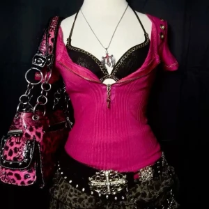 !! SÖKER AKUT !!  - SÖKER Y2k mcbling 2000s inspetarande outfits för vinter/ hösten ! jag har på riktigt tre långärmade tröjor hemma och behöver mer! Snälla skriv till mig om ni har något eller någon som ni vet säljer! ( jag kmr köpa snabbt då)🩷🩷🩷( stl Xxs - s)