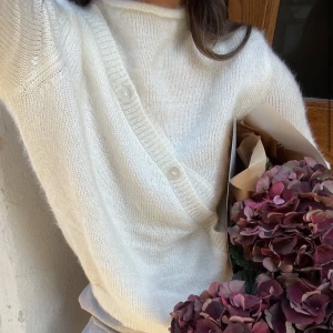 stickad tröja med knappar - Superfin stickad tröja med knappar från na-kd. Lite nopprig men annars i bra skick. Storlek XS😻💞