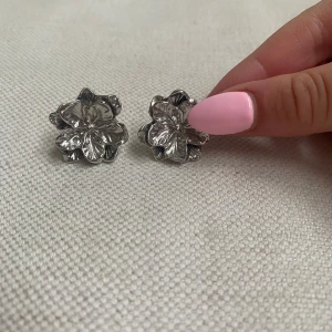 Blommiga örhängen  - Så söta! 