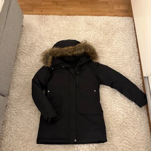 Peak performance jacka  - Tjock vinterjacka från peak performance i strl M aldrig använd🩷🩷Nypris 6000kr mitt pris 1000kr 