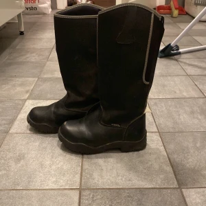 Ridstövlar - Ridstövlar i fint skick. Frakt tillkommer.
