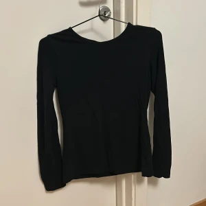 Svart långärmad  - Basic svart långärmad tröja från Lindex. Jag säljer för den är för liten.