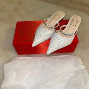 Glittriga skor - Helt ny.  Har bara testat den innomhus.  Boxen och allt följer med  Glittrar mycket mer i verkligheten ✨✨