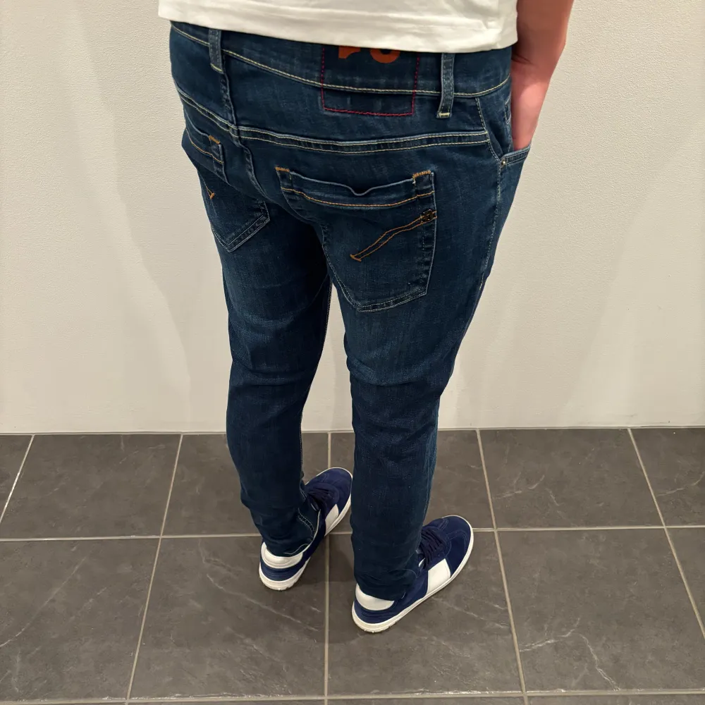 Dondup Jeans George! Trendigaste jeansen på marknaden.  Storlek= 31 Skick= 9,5/10 Ny pris= 4000 kr Säljs för= 999 kr . Jeans & Byxor.