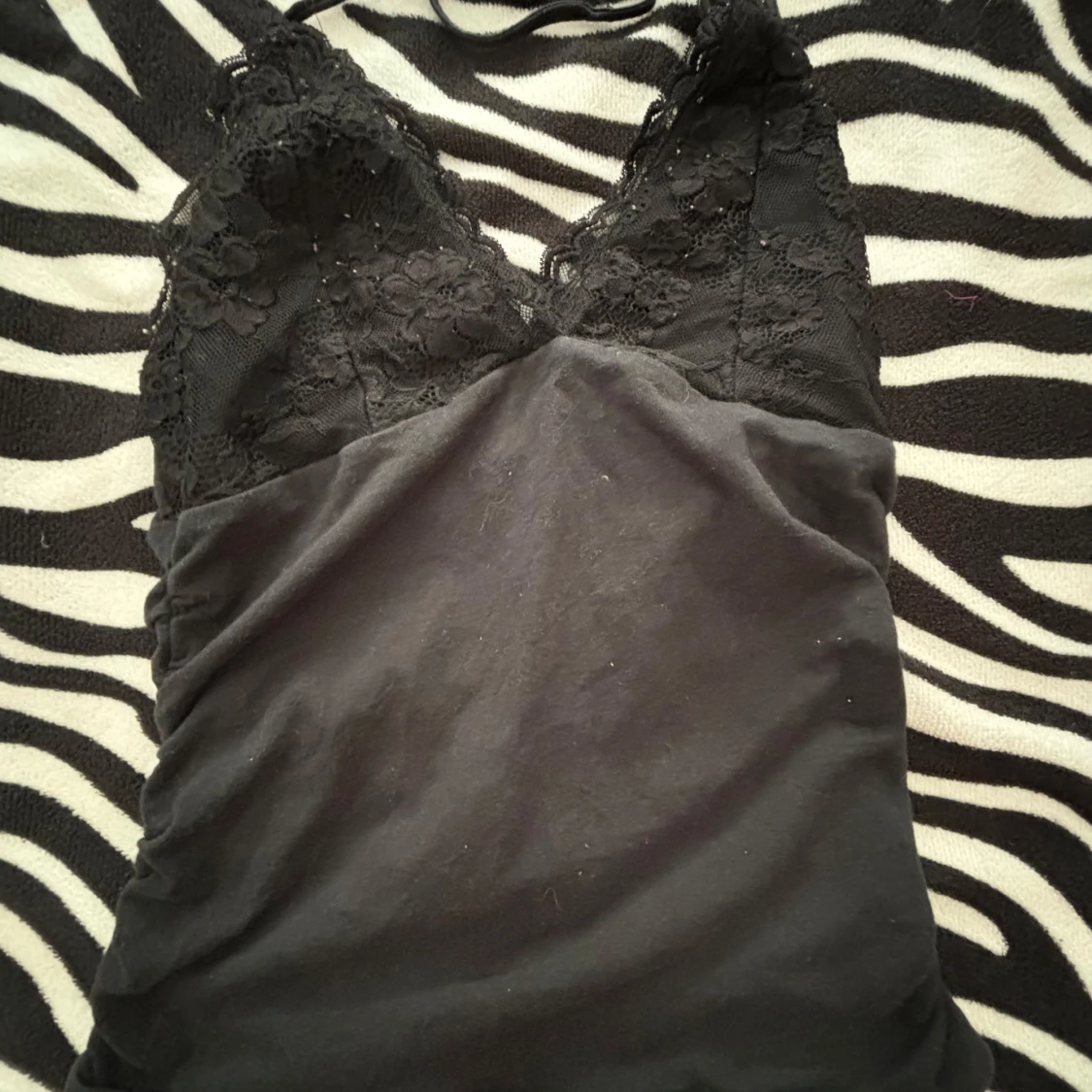 Svart linne med spetsdetaljer