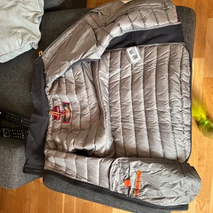 Pjs väst - Parajumper väst Storlek L  Köpt på NK i stockholm. 