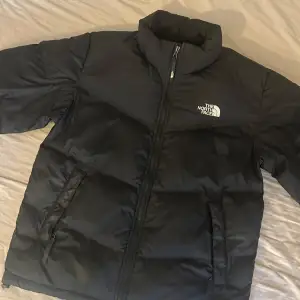 North face jacka o storleken s. Dock är det en herrjacka så den är ganska lång, så ha de i åtanke.  Priset kan diskuteras för vill bli av med dem❤️ Använd under en vinter men bara ett fåtal gånger då den är för stor för mig