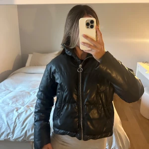 Pufferjacka - Svart Pufferjacka ifrån Chiquelle. I bra skick! 