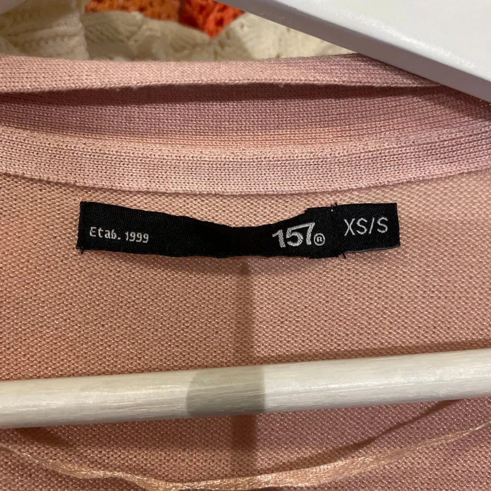 Säljer en superfin rosa kofta från 157 i storlek XS/S. Den är perfekt för både vår och sommar med sitt lätta och luftiga material. Koftan har långa ärmar och en öppen design utan knappar, vilket gör den enkel att slänga på över en topp eller klänning. Perfekt för en avslappnad och stilren look!. Tröjor & Koftor.