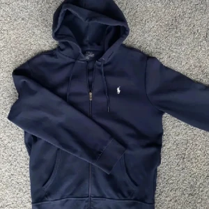 Ralph Lauren zip - Snygg Ralph Lauren full zip. Fint skicka utan några defekter. Storlek M 
