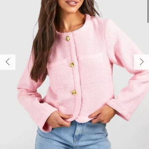 Vårjacka/höstjacka  - Säljer min fina jacka i väldigt bra skick då den bara kom till andvänding 1 gång. Köpt för 800 men säljer för 400.💗💗pris går att diskutera!!