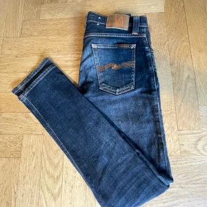 Nudie jeans  - Tja, säljer nu dessa Nudie jeans i modellen ”tube Kelly” Jeansen är lite slitna som man ser där det ljusa är på jeansen men det ser nästan ut att vara design,  Tveka inte på att höra av er via funderingar  MVH