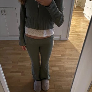 Mörkgröna byxor - Säljer dessa såååå snygga mörkgröna hm byxor som är super sköna💕🍀🌿💖