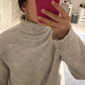 stickad grå tröja!🩶 - bra skick! den är normal i storlek💓