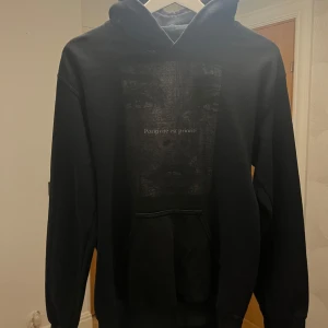 Hoodie - Supermysig hoodie med super coolt tryck på. Snörena saknas men inget man lägger märke till alls. 