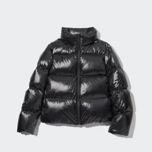 Uniqlo jacka - Säljer denna uniqlo jacka eftersom den inte kommer till användning💕Den har fyra fickor,två på utsidan med dragkedja och två stora på insidan och så kan man dra åt den länsgr ner💕perfekt nu till hösten.Hör av dig för bilder& frågor(pris kan diskuteras