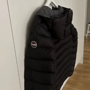 Colmar jacka  - En colmar jacka jag köpte här på plick, bilderna är från henne jag köpte den av. Den är använd men inga synliga defekter. Dragkedjan är lite svår att få ner ibland, men inget som jag inte kunnat löst eller stört mig. Köpt för 2000kr. 💓TRYCK EJ PÅ KÖP