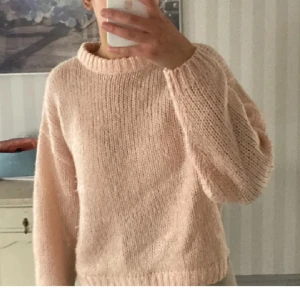Rosa stickad  - Säljer denna fina rosa stickade koftan då jag har en likadan. Fint skick!💞
