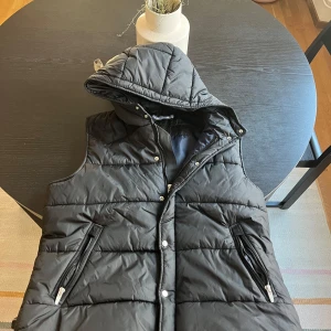 Väst med luva - Väst från zara (slutsåld modell) Size XXL men galet liten i storleken passar M/L