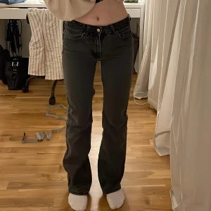 lågmidjade raka jeans - jättefina raka jeans som tyvärr sitter lite tight på mig!  midjemått: 71cm innerbenslängd: 77cm ytterbenslängd: 103cm  omsydda till lågmidjat 