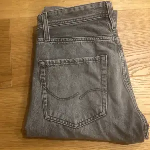 Riktigt schyssta grå jeans, passform straight/loose.  Skick 8/10