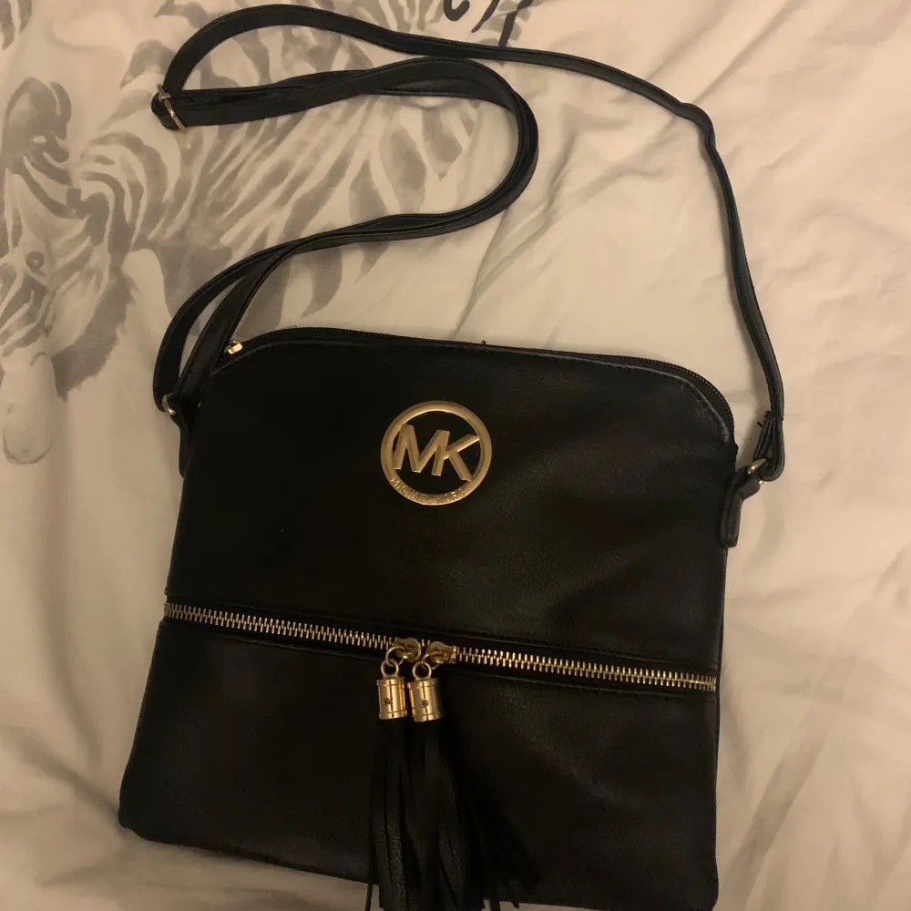 Säljer min snygga väska från Michael Kors!Jättefin och rymlig. Har använt 1-2 gg och har inga defekter, den har en låtsas dragkedja på framsidan! Om ni har några frågor kan ni skriva privat❤️. Väskor.