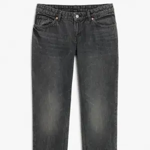 Ett par low/mid waist jeans med raka ben från monki. Använda 1 gång, säljer pga för små. 