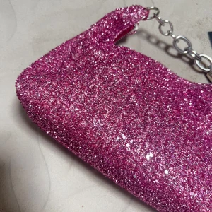 Glittrande Rosa väska  - En HELT NY, glittrig rosa väska som är perfekt för att lägga till en touch av stil i din garderob 💕💖💗💞💓 perfekt för festliga tillfällen 💖 💗ALLA PRISER KAN DISKUTERAS 💗