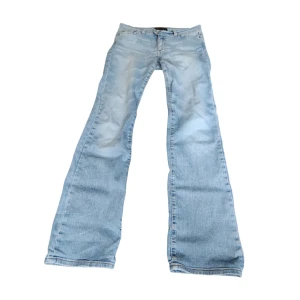 Lågmidjade Jeans  - Lågmidjade jeans från crocker! Tredje bilden är ej min bild men det är samma modell på jeansen :) Innerbenslängd 84 cm och midjemått 38 cm rakt över. Säljer pga de är för stora för mig
