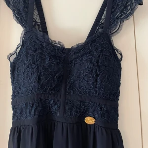 Marinblå balklänning - Balklänning inköpt för ca 2 år sedan använd 1 gång, köptes från en annan säljare här på plick. Nyskick💕