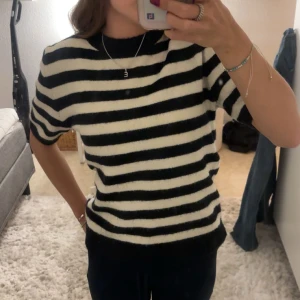 Stickad t shirt - säljer denna stickade t shirt från H&M. har kanske använd den en gång, så skicket är jättebra❣️