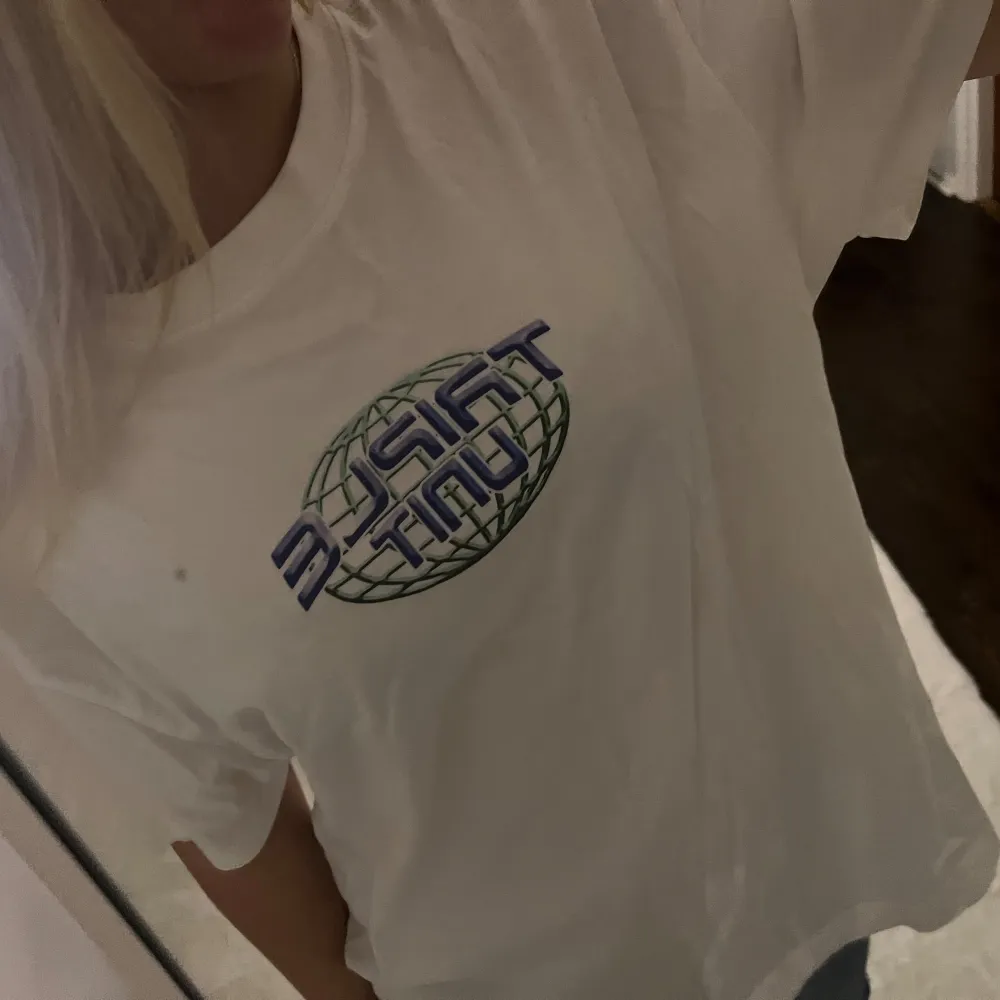 Baggy tshirt med tryck från Weekday, strl S, bra skick skönt material, knappt använd, dm för mer info pris kan diskuteras 💕. T-shirts.