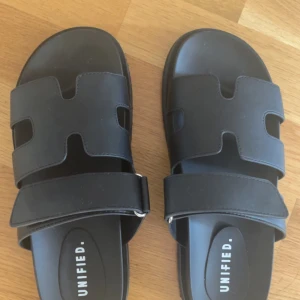 Slip in sandal med rem - Helt ny sandal från eurosko Svart  Storlek 39 Provat 1 gång   