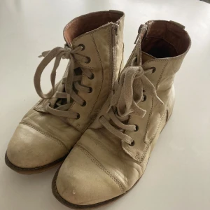 Stövlar - Slitet skick, men inte söndriga!