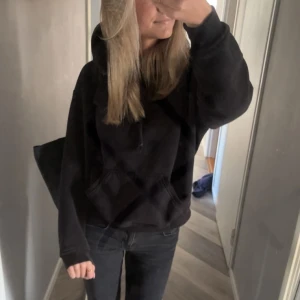Svart Hoodie  - Säljer min svarta hoodie från bikbok! Inköpt för 399kr! Inga defekter o bara att höra av sig vid frågor🙌🏽
