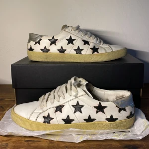 Saint Laurent skor - Snygga ysl skor i storlek 44 perfekta till hösten. Lite slitna men mycket kvar att ge. Ena hälen är uppsliten(bild 4) och skarpa creasemärken(bild 5). Väldigt bekväma. Nypris:7000. Inget og tillkommer. Kom med prisförslag!