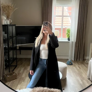 Kappa - Säljer denna svarta kappan från NAKD’s kollektion med Annika Teller då den inte kommer till användning. Storlek 36 och passat bra på mig som vanligtvis har storlek S 🖤