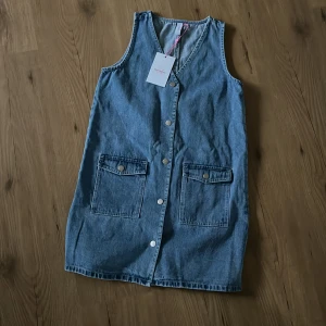 Jeansklänning barn - Helt ny jeansklänning, aldrig använd. Storlek 140. Ordinarie pris 500 kr.