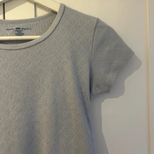 gullig tröja med hjärtan - säljer denna super söta tröja som tyvärr inte kommer till användning längre💕 små hjärtan över hela tröjan och den passar verkligen till allt🙌❤️